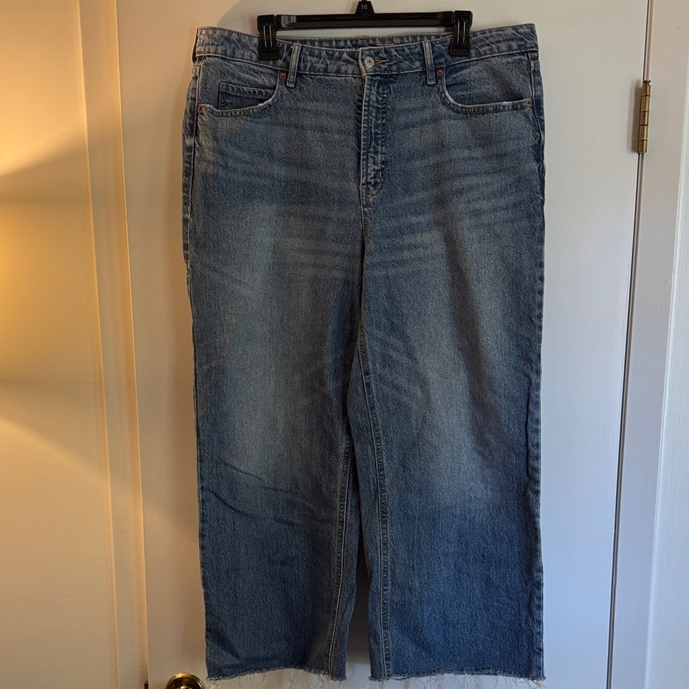 Old Navy Light Blue Cropped Jeans